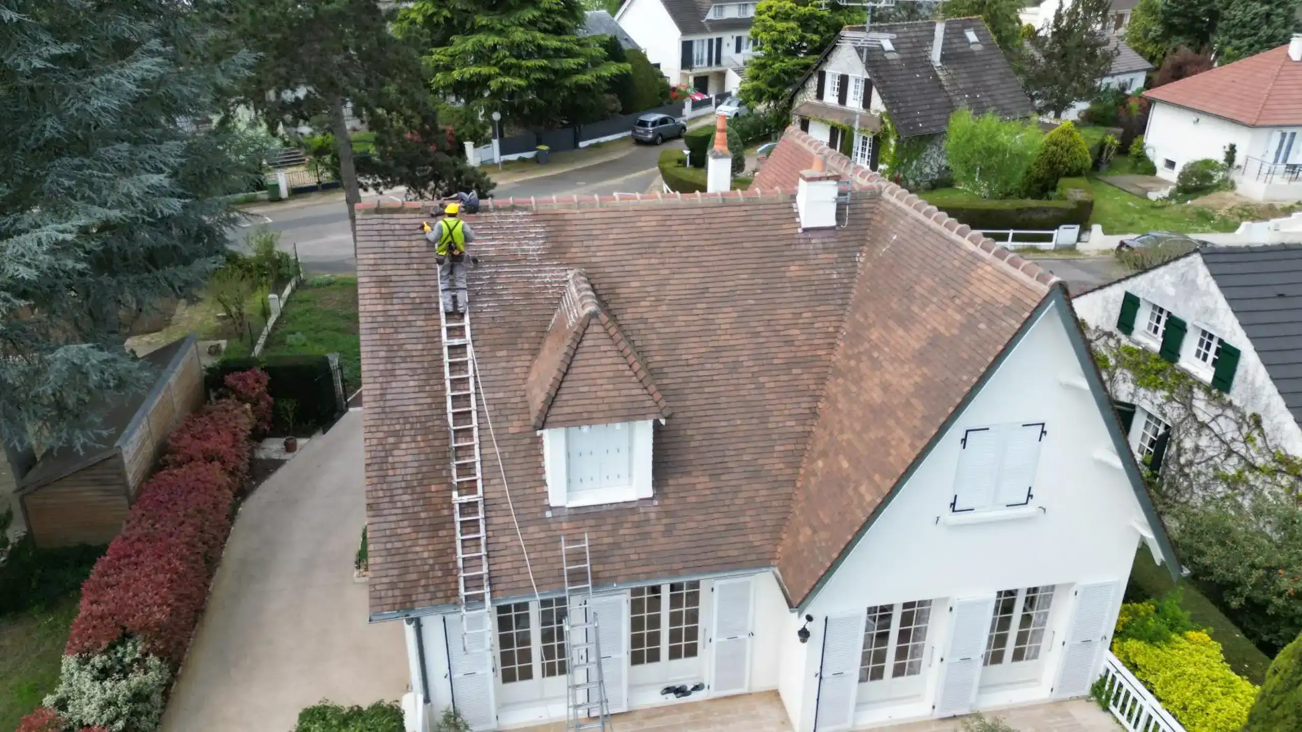 Des couvreurs professionnels à votre service pour l'installation et la réparation de votre toiture en tuiles.